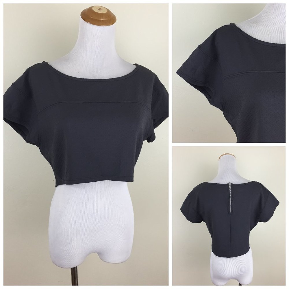 BEBE Gray Textured Silver Exposed Zip Back Short Sleeve High Low Hem Crop Shirt